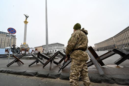 Un combatiente de las Fuerzas de Defensa Territorial de Ucrania, la reserva militar de las Fuerzas Armadas de Ucrania, hace guardia en las contracciones antitanque en la posición de la Plaza de la Independencia en Kiev.