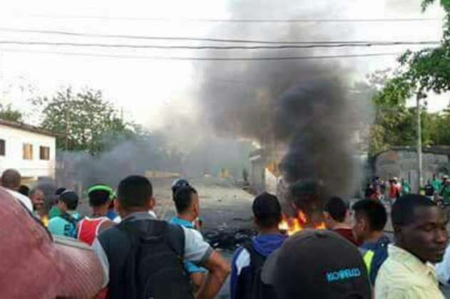 Manifestantes prendieron fuego en uno de los nuevos peajes de Urabá