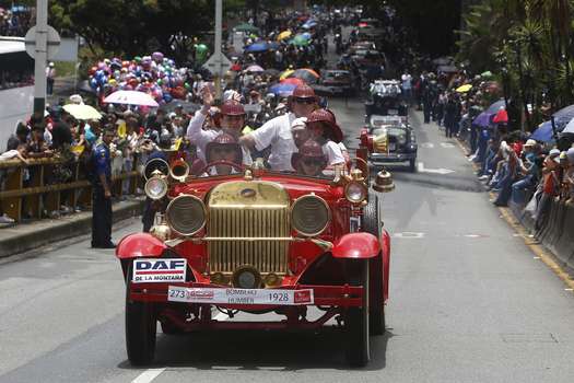 Fotografía de un auto antiguo durante la edición 25 del Desfile de Autos Clásicos y Antiguos en la Feria de Flores de 2022, en Medellín (Colombia). EFE/ Luis Eduardo Noriega A.
