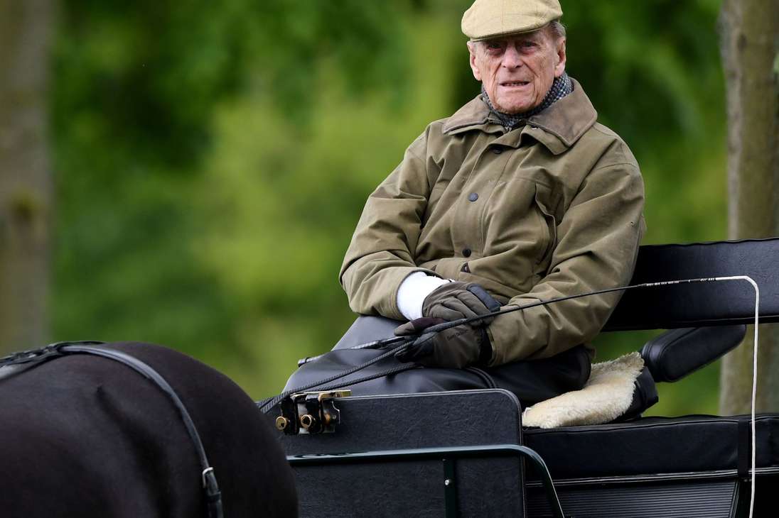El duque de Edinburgo conduce durante un show de caballos organizado por la casa real de Reino Unido, en 2019.