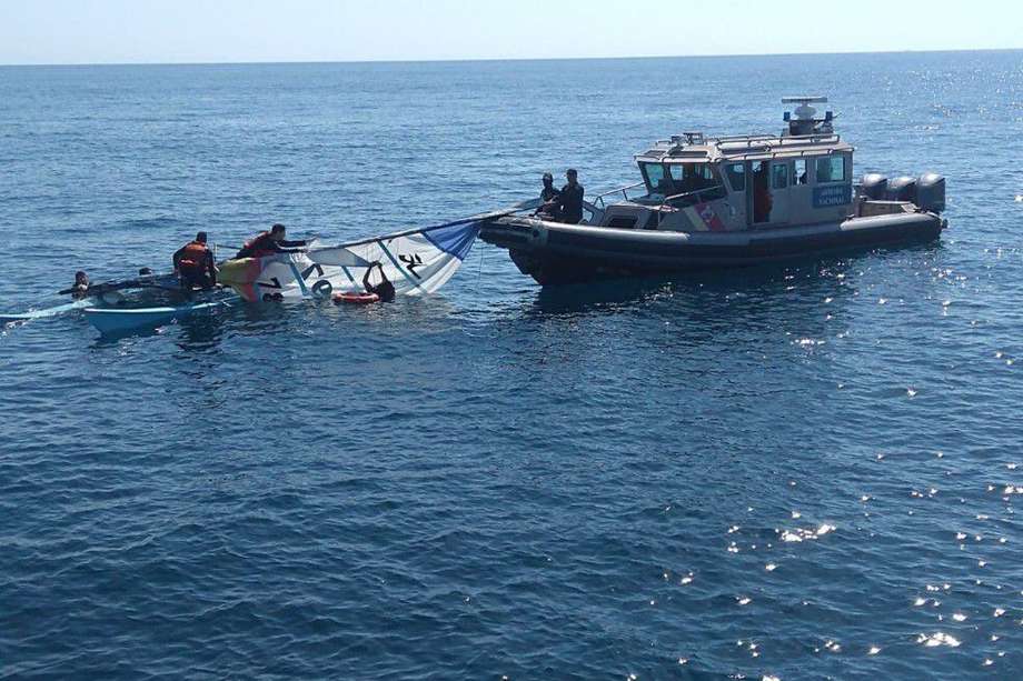 Momento del rescate, a 10 millas náuticas del área general de Coveñas (Sucre).