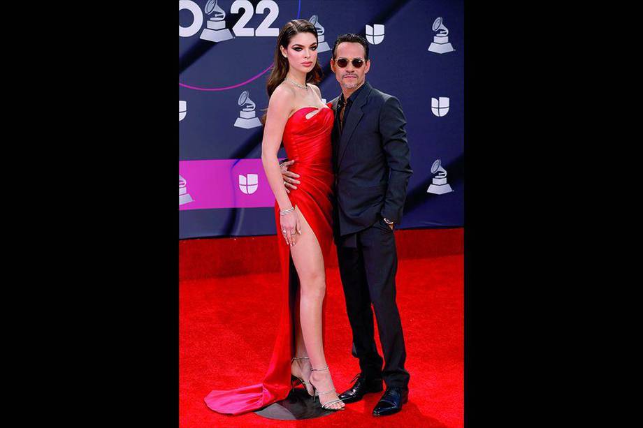En la gala de  los Latin Grammy 2022, Marc Anthony, quien recibió el galardón en la categoría 'Mejor Álbum de Salsa', agradeció a su novia por hacerlo feliz.