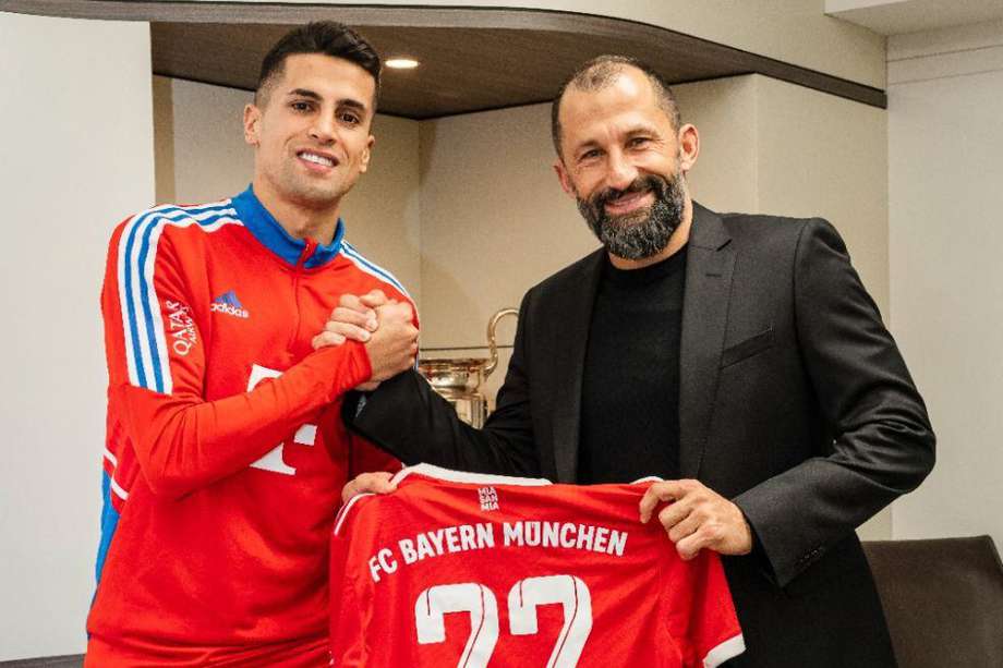 Joao Cancelo posa como nuevo jugador de Bayern Múnich junto a Hasan Salihamidzic, director deportivo del conjunto bávaro.