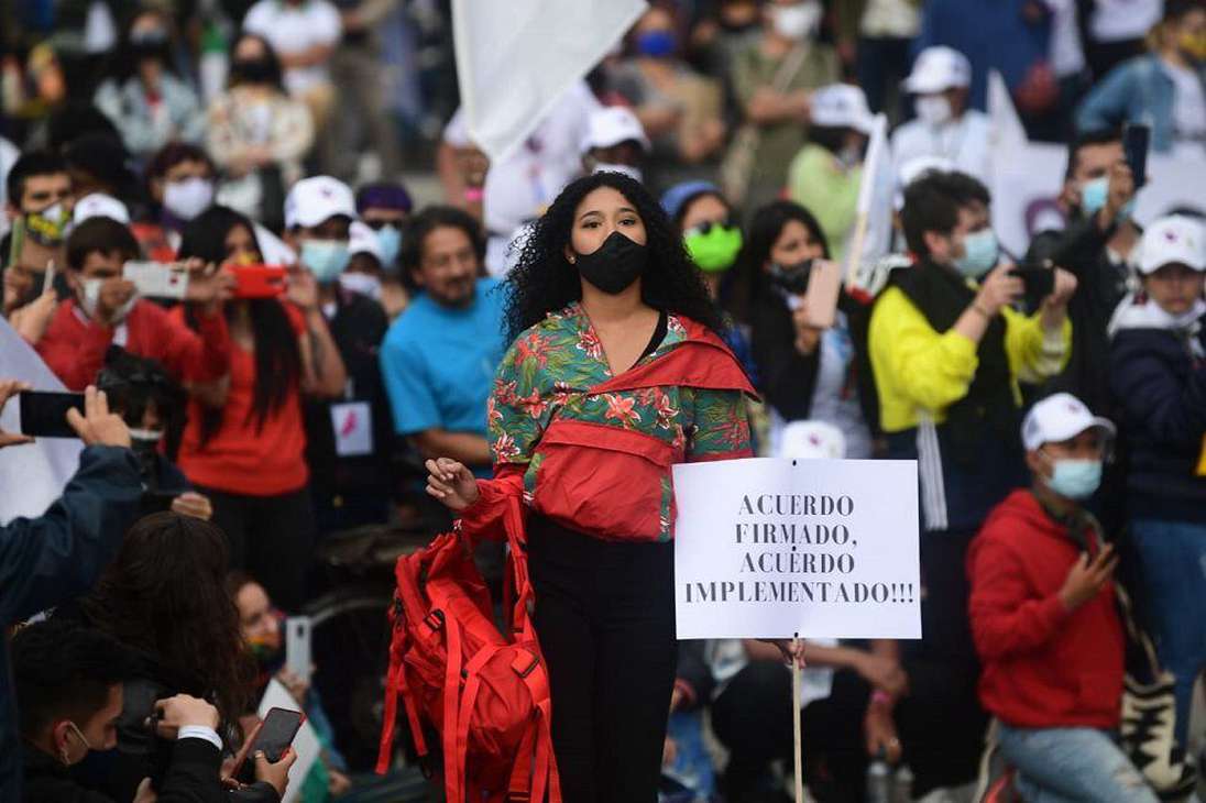 Las participantes del desfile portaron además carteles alusivos a la implementación del Acuerdo de Paz, que es uno de los reclamos de la Peregrinación de los excombatientes que llegó a Bogotá el domingo 1 de noviembre.