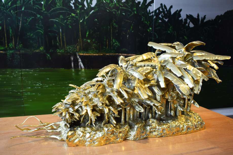 La escultura en bronce dorado, "República", hace parte de la exhibición "Volar el río" del artista Saír García.