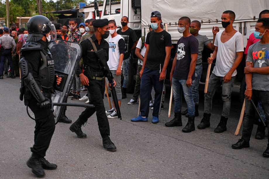 La policía antidisturbios recorre las calles luego de una manifestación contra el gobierno del presidente Miguel Díaz-Canel en el municipio de Arroyo Naranjo, La Habana el 12 de julio