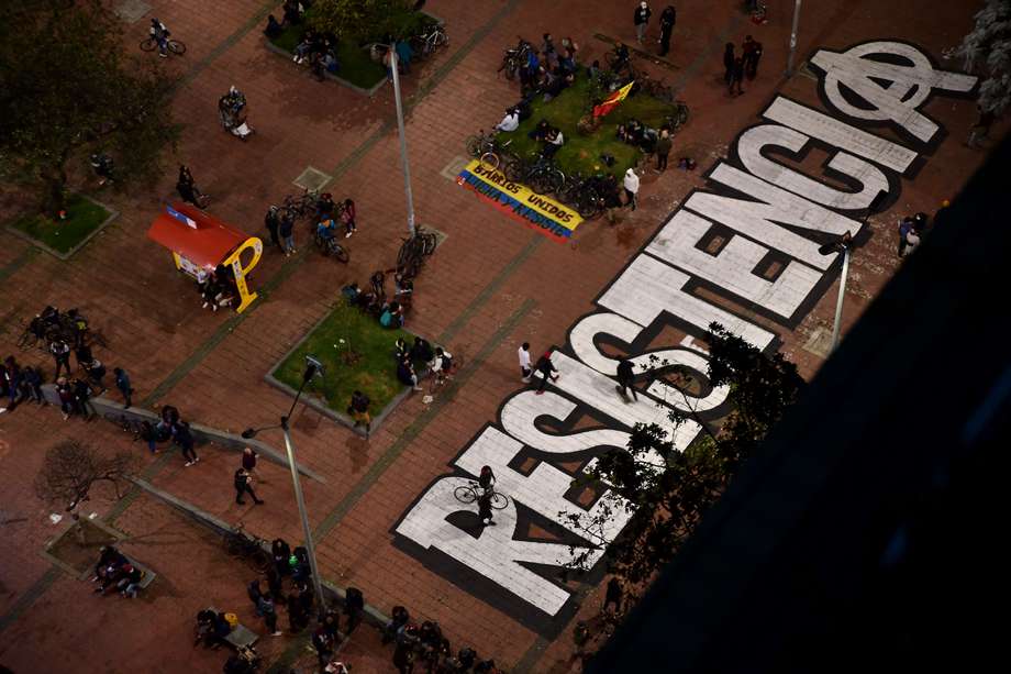 Fotografía de una manifestación en el parque de los Hippies de Bogotá, en pro de la paz y por el cese de violencia en el país.
