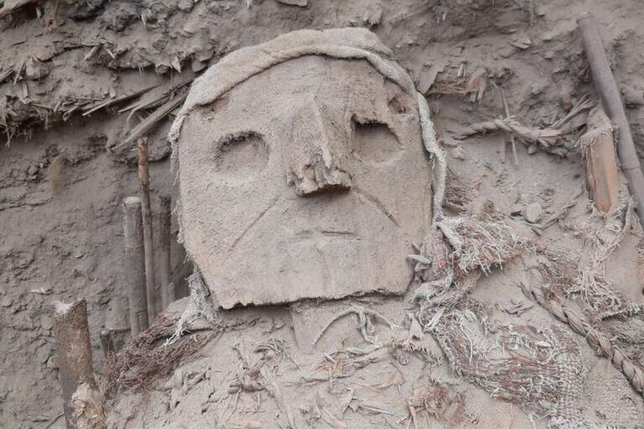 Máscara de madera en una "cabeza falsa", hallada en el sitio arqueológico de Pachacámac, Perú.