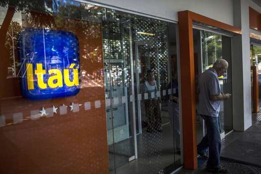 A customer exits an Itau Unibanco SA bank branch in Rio de Janeiro, Brazil, on Monday, July 31, 2017. Itau Unibanco SA is scheduled to release earnings figures on August 1. Photographer: Dado Galdieri/Bloomberg