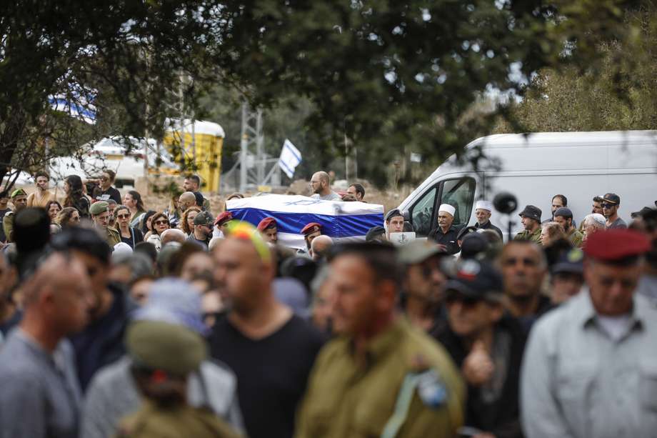 Soldados y civiles israelíes asisten al funeral de Matan Meir, miembro del equipo de producción de la serie "Fauda" de Netflix que murió en combate mientras estaba de servicio en la reserva del ejército en medio de batallas en curso con el grupo palestino Hamás en la Franja de Gaza.