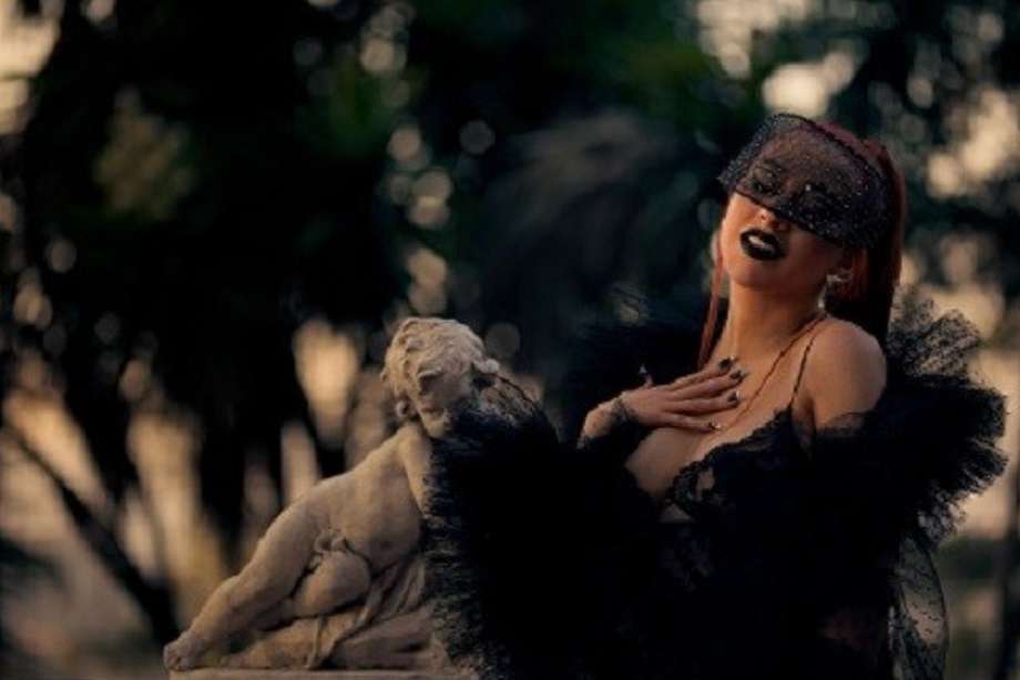 “Somos Nada” viene acompañado de un video musical filmado en Los Ángeles dirigido por Alexandre Moore.