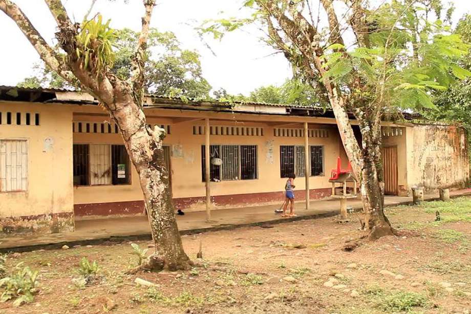 La escuela Monseñor Gerardo Valencia, en Puerto Torres, donde los paramilitares instalaron las "escuelas de la muerte".