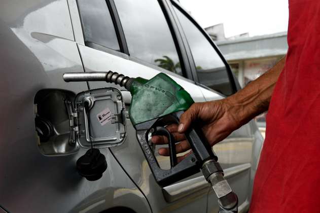 Venezuela dice que colombianos compran "carné de la patria" para robar gasolina