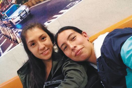 Angie Paola Vaquero, la víctima, a la izquierda, y su pareja Cindy Tatiana Contreras. / Archivo Particular