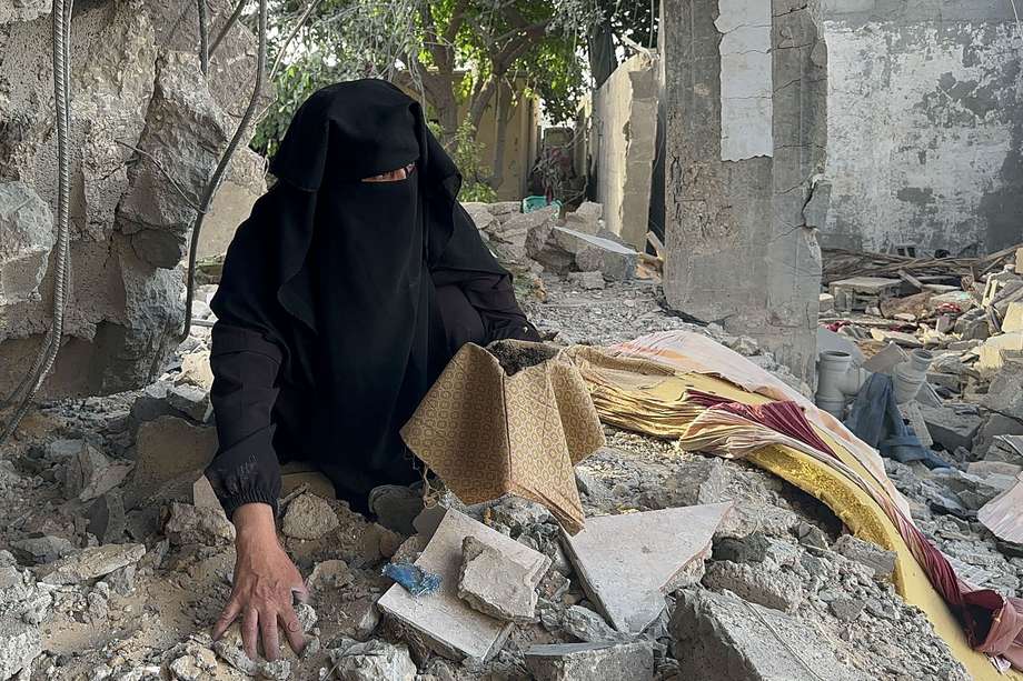 Una mujer rebusca entre los escombros tras el ataque a la casa de la familia Bahabsa en el que murieron 3 miembros. 