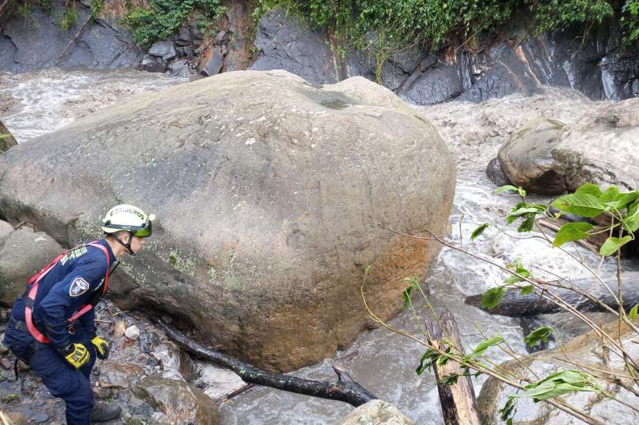 A las 3:00 de la tarde del 18 de octubre, en el río Calandaima, ubicado en límites de las poblaciones de Viotá y el Colegio (Cundinamarca), cuatro personas se estaban bañando en el río y una creciente súbita los arrastró. Los organismos de socorro alcanzaron a rescatar a dos de ellas con vida, pero las otras dos se encuentran desaparecidas.