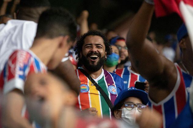 Las barras de fútbol LGBT buscan abrirse paso en los estadios de Brasil