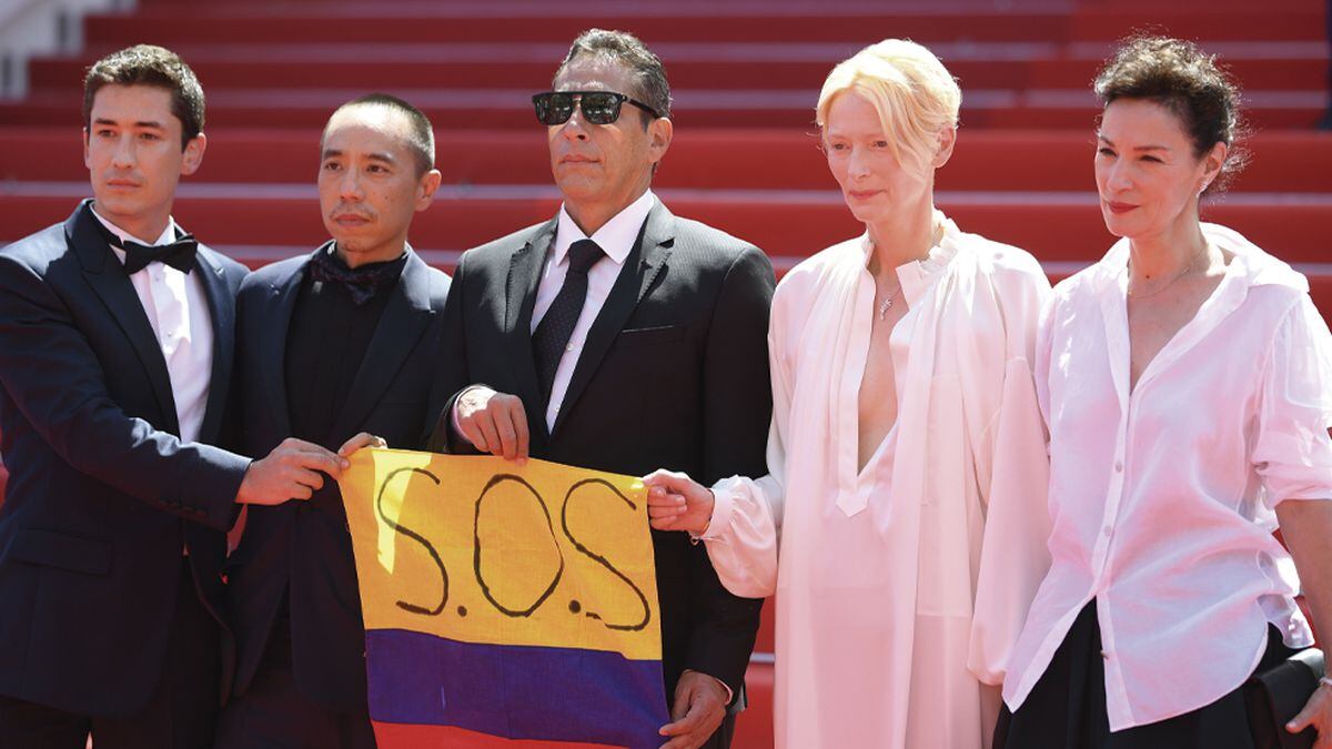 Juan Pablo Urrego, el actor de Memoria que izó “SOS Colombia” en Cannes |  Elkin Díaz | Tilda Swinton
