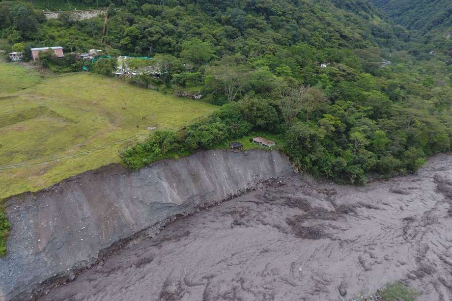Las fuertes lluvias arrasaron con la PTAR en Villa Jimena y mantienen incomunicado al municipio de Guayabetal.