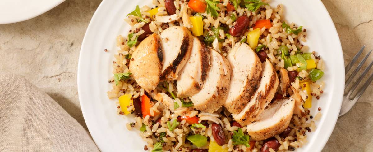 Prepara este delicioso almuerzo en casa para los que más amas. Hoy te enseñamos a hacer una pechuga de pollo con verduras y arroz.