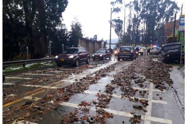 ¡Cuidado! Reportan derrumbe de piedras en ambos sentidos de la vía La Calera por fuertes lluvias