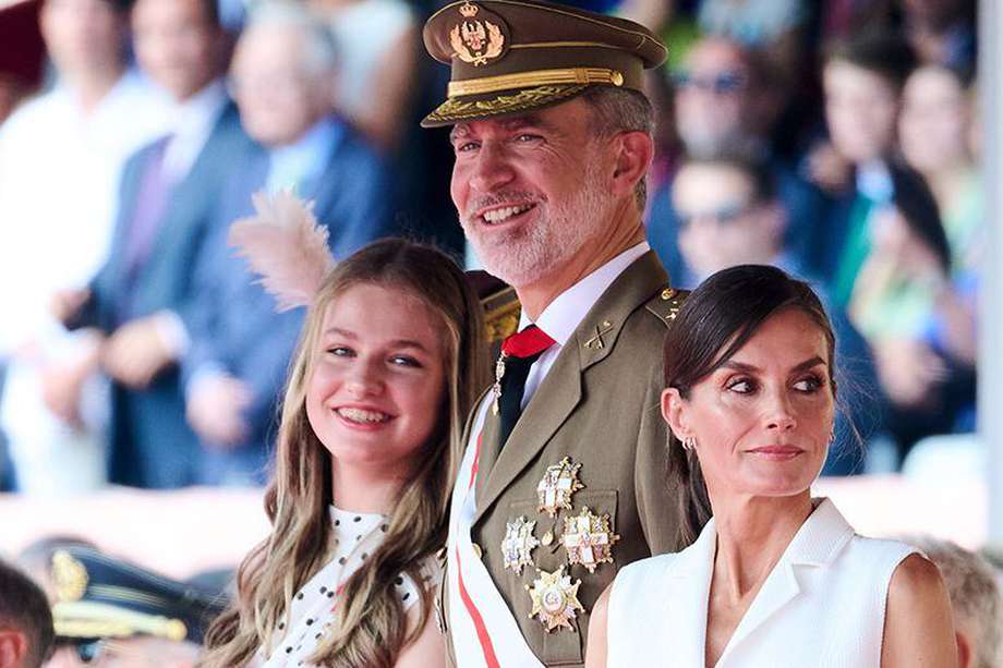 La princesa Leonor de España junto a sus padres, los reyes Felipe VI y Letizia, en la Academia Militar de Zaragoza, en la que jurará bandera el próximo 7 de octubre y cursará su formación militar.