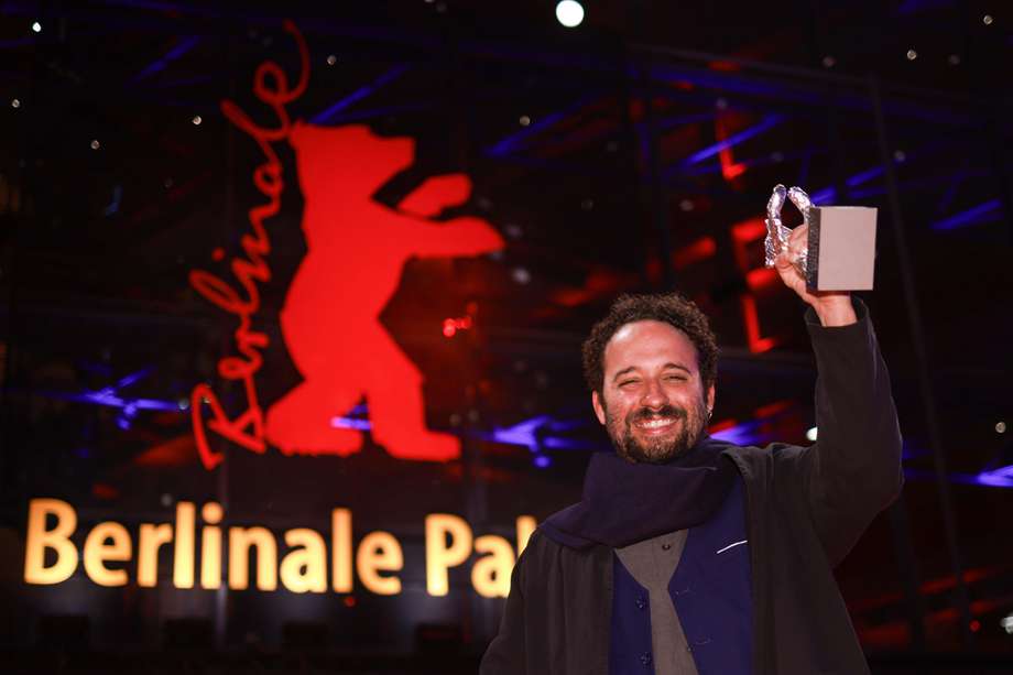 Berlin (Germany), 24/02/2024.- Nelson Carlos De Los Santos Arias poses with his Silver Bear for Best Director for Pepe after the award ceremony during the 74th Berlin International Film Festival 'Berlinale' in Berlin, Germany, 24 February 2024. (Cine, Alemania) EFE/EPA/CLEMENS BILAN
