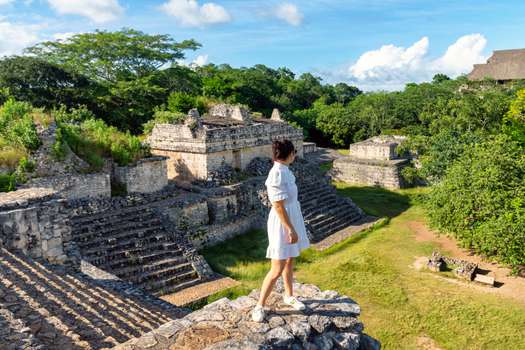 Chichén Itzá es un complejo de ruinas mayas ubicado en el centro de la mitad norte de la península de Yucatán, México. 