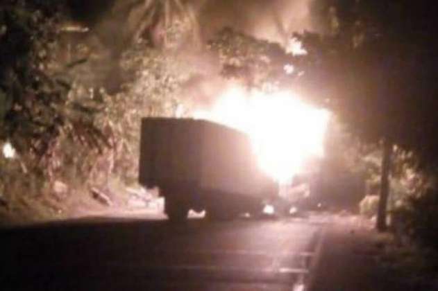 Dos vehículos de carga fueron quemados por grupos armados en Tarazá