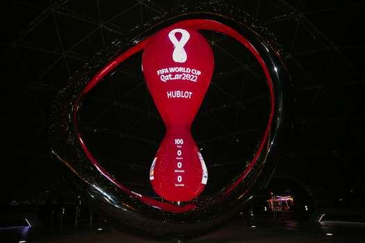 Reloj que lleva la cuenta atrás para el inicio del Mundial de Catar 2022. (Photo by Mustafa ABUMUNES / AFP)