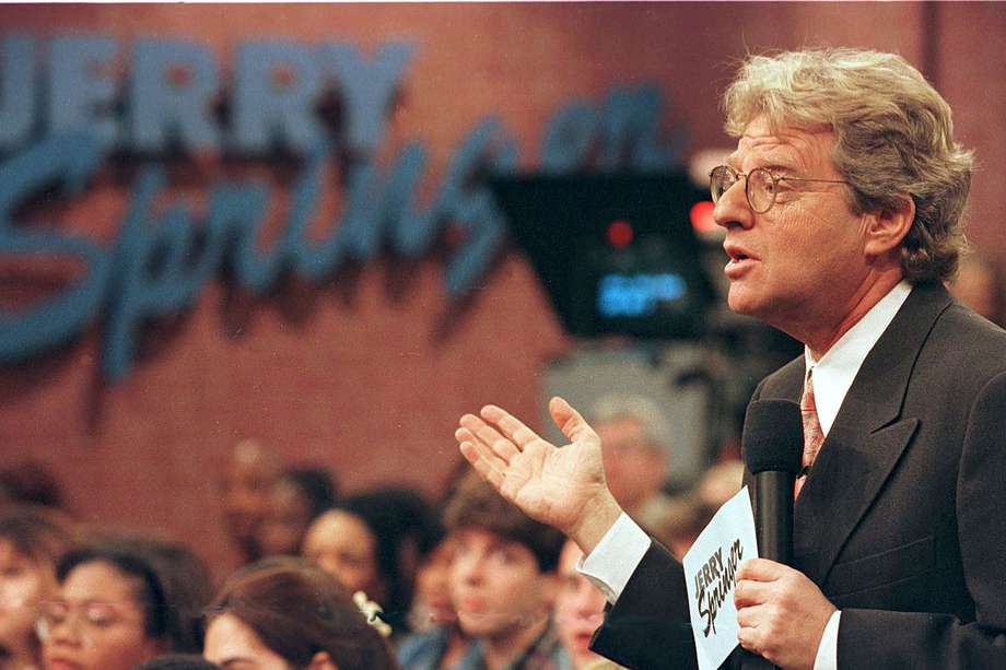 El presentador y político estadounidense, Jerry Springer, estuvo frente al programa controversial “The Jerry Springer Show” durante 27 años y fue alcalde en la ciudad de Cincinnati en Ohio.