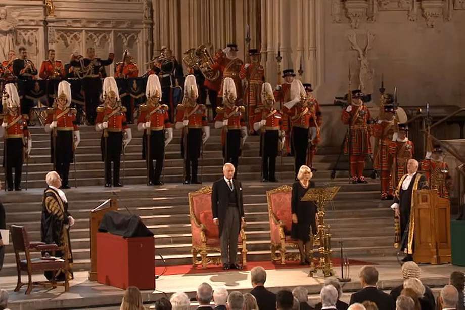 El Rey Carlos III de Gran Bretaña, Camilla la Reina Consorte, el Lord Portavoz John McFall, el Barón McFall de Alcluith y la presidenta de la Cámara de los Comunes Lindsay Hoyle cantando el himno nacional después el Rey se dirigió a las Casas del Parlamento en Westminster Hall en Londres, Gran Bretaña, el 12 de septiembre de 2022.