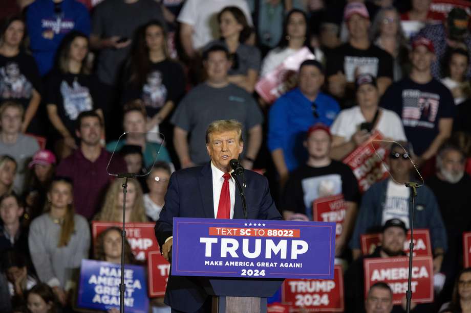 Conway (United States), 09/02/2024.- Former President Donald J. Trump speaks during the 'Get Out The Vote' rally and campaign event at Coastal Carolina University in Conway, South Carolina, USA, 10 February 2024. South Carolina is holding its Republican presidential primary on 24 February 2024 and voters will be choosing between Trump and former South Carolina Governor Nikki Haley. EFE/EPA/RANDALL HILL

