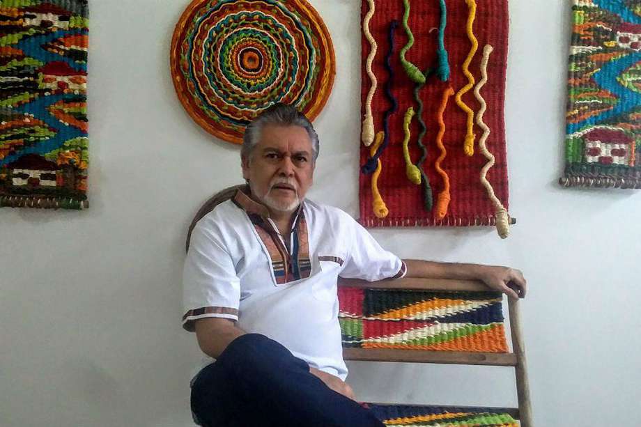 Sergio Ducón, quien recibió el título de maestro artesano en el 2010, enseña la técnica de tejido vertical en fique para elaborar artesanías.
