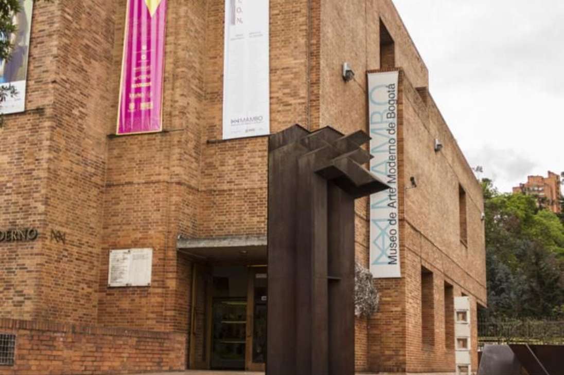El Museo de Arte Moderno de Bogotá, fue diseñado por el arquitecto Rogelio Salmona, y ahora se dedica a presentar novedosas obras de arte, que incluyen proyecciones e instalaciones. Está ubicado en la calle 24 No. 6-00. Este domingo abrirá de 12 m. a 5:00 p.m.