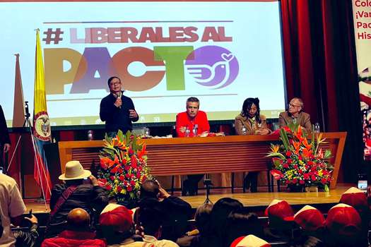 Al evento, que se realizó en un teatro del centro de Bogotá, asistieron los senadores Luis Fernando Velasco y Gustavo Petro.