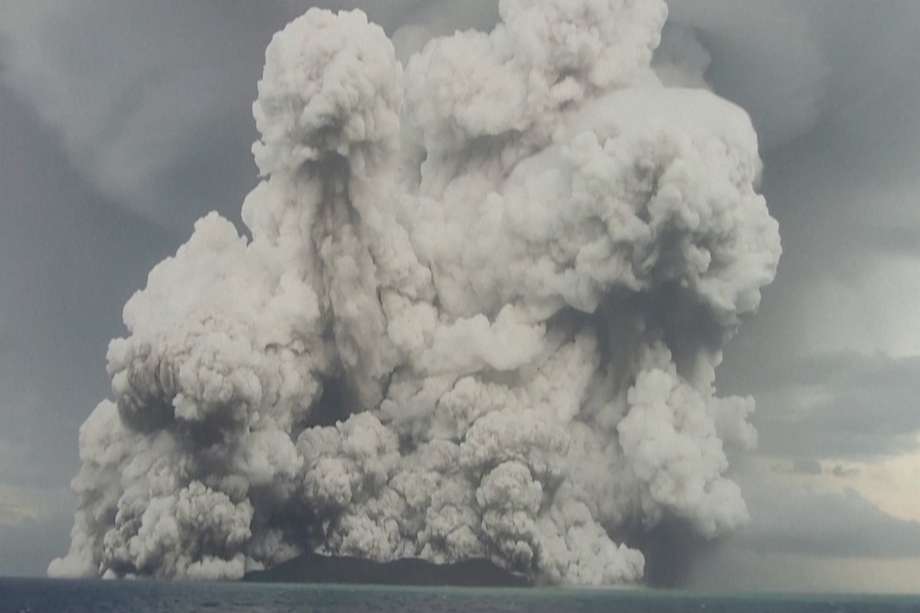 Cuando el volcán entró en erupción lanzó una columna gigante de gases, vapor de agua y polvo hacia el cielo y creó grandes perturbaciones de presión en la atmósfera, lo que provocó fuertes vientos. 