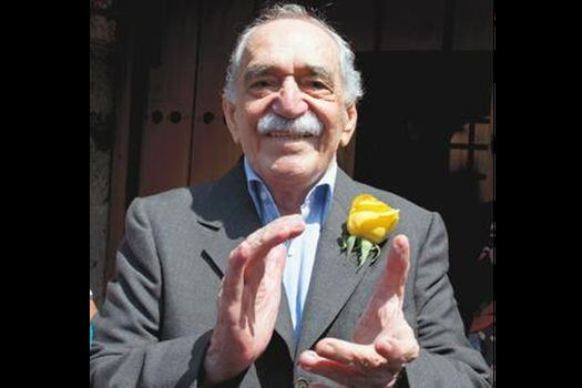 Gabriel García Márquez aplaude mientras comparte un momento con los periodistas durante su 87 cumpleaños, en la Ciudad de México, el 6 de marzo de 2014.