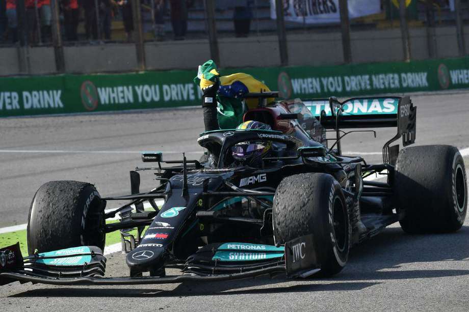 Lewis Hamilton celebró con la bandera de Brasil su victoria en ese país este domingo.