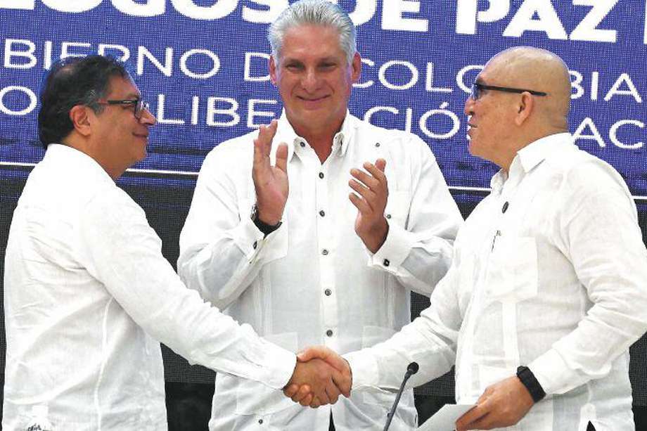 Una de las escenas más destacadas de este proceso fue esta, del encuentro del presidente Gustavo Petro y el líder guerrillero Antonio García en Cuba, donde encabezaron la clausura del tercer ciclo de negociaciones.