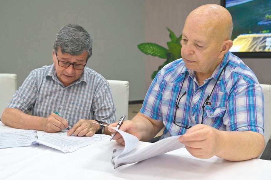 Pablo Beltrán, por el ELN, y Otty Patiño, por el Gobierno, firman varios de los acuerdos alcanzados.  / Oficina del Alto Comisionado para la Paz