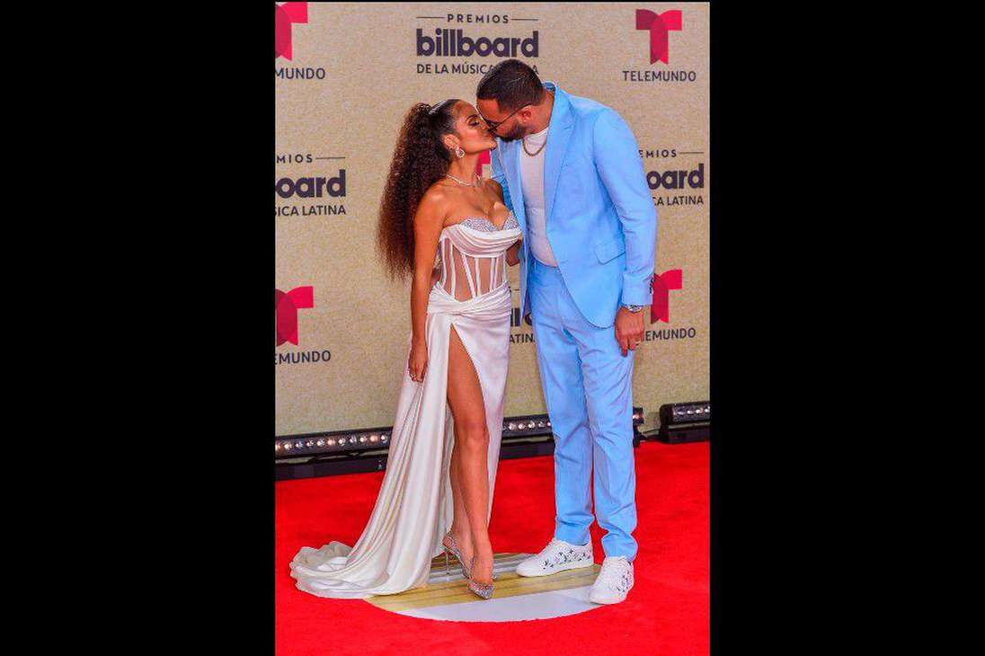 La cantante dominicana Natti Natasha y su pareja Pahy Pina posan en la alfombra roja de los Premios Billboard de la Música Latina.