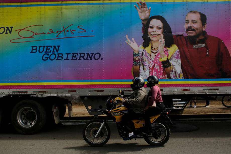 Tras llegar al poder por las urnas en 2007, Ortega asumirá otros cinco años como presidente, a la cabeza del Frente Sandinista de Liberación Nacional (FSLN, izquierda), junto a su esposa, Rosario Murillo, de 70 años, que se será vicepresidenta por segunda vez.