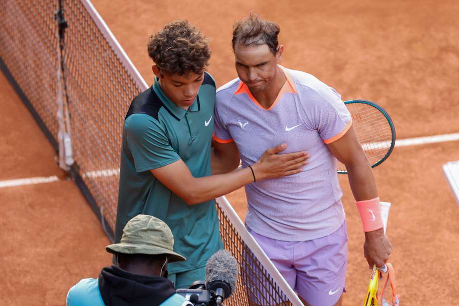 El tenista español Rafael Nadal (der.) tras derrotar al estadounidense Darwin Blanch (izq.) en el partido de este jueves del Mutua Madrid Open disputado en la Caja Mágica. 
