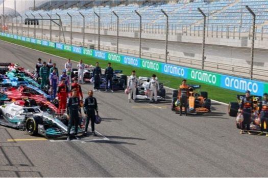 Pilotos de la Fórmula Uno previo a la salida de una de sus carreras.