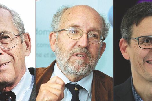 De izquierda a derecha: James E. Peebles, Michel Mayor y Didier Queloz, ganadores del Premio Nobel de Física.   / AFP