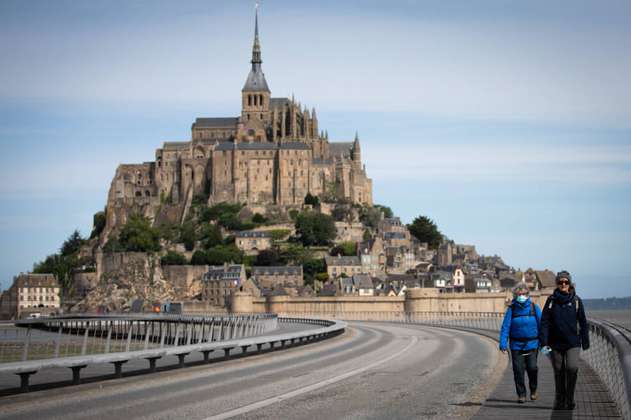 Francia anuncia plan de 18.000 millones de euros para rescatar al turismo