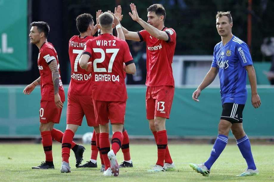 Lucas Alario y sus compañeros celebrando uno de los goles de la victoria 3-0 contra el  FC Saarbrücken por la semifinal de la Copa de Alemania.