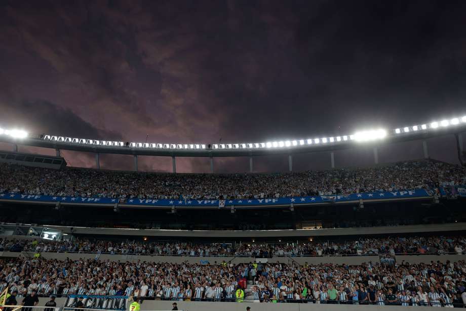Hinchas de la selección de Argentina en el estadio Monumental, en Buenos Aires.