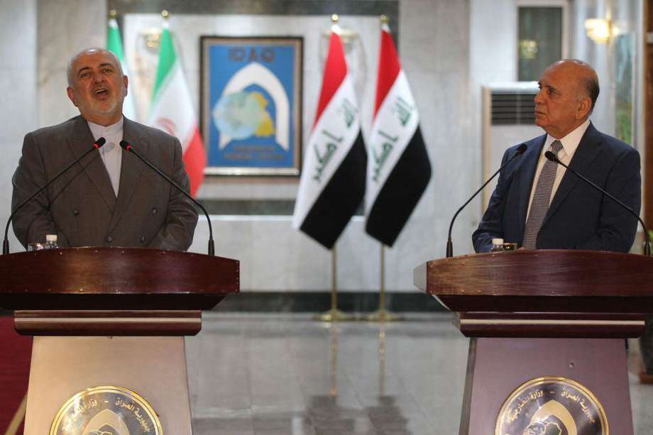 Yavad Zarif (izq), ministro iraní de Exteriores, con su contraparte iraquí, Fuad Husein, durante una visita oficial a Bagdad.